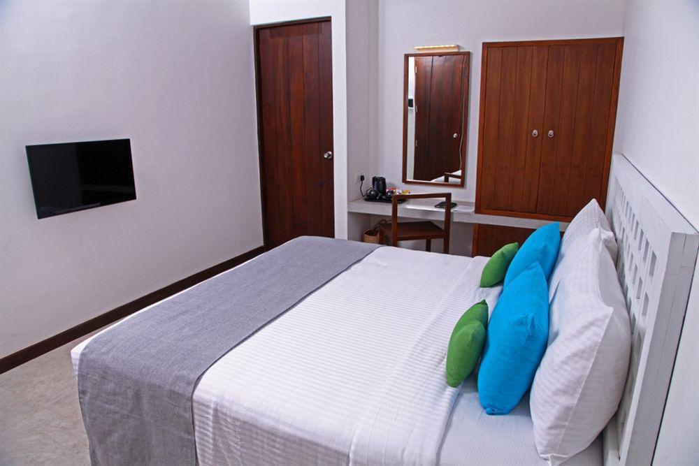 Blue Oceanic Beach Hotel Negombo Exterior photo